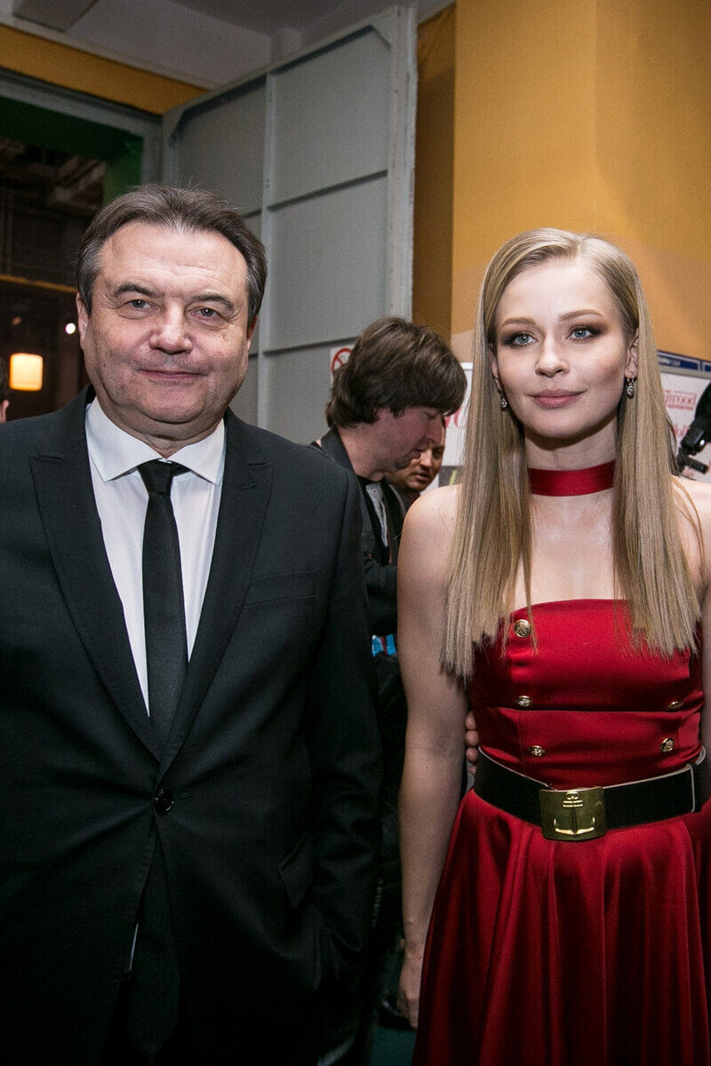 «Ей едва за 20, а ему 74»: как режиссёр Алексей Учитель снова стал отцом, не разведясь с женой после 30 лет брака