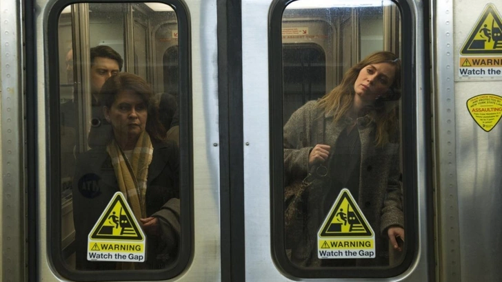 «Девушка в поезде» — это история о том, как самообман, травмы прошлого и желание верить в красивую иллюзию могут ослепить человека и привести к опасным последствиям