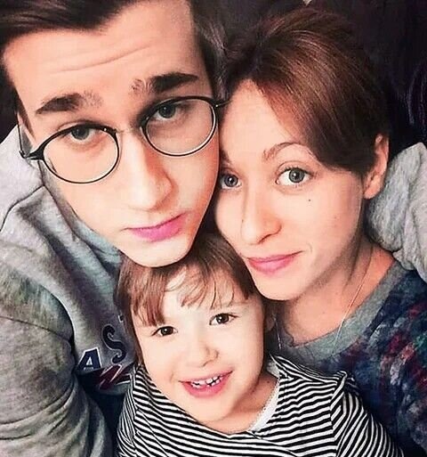 Анна с братом Михаилом и дочерью Соней: семейные узы.