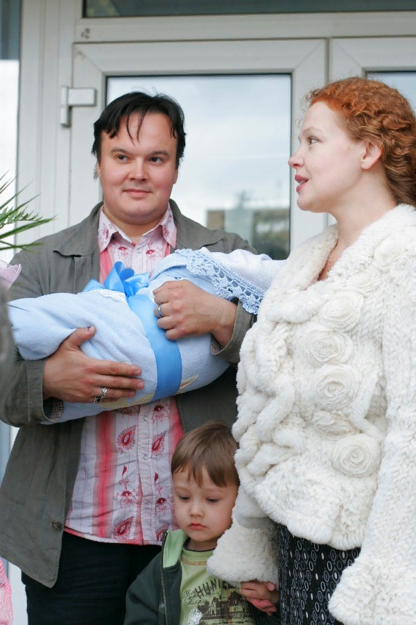 Татьяна Абрамова с сыном Александром после выписки из роддома.