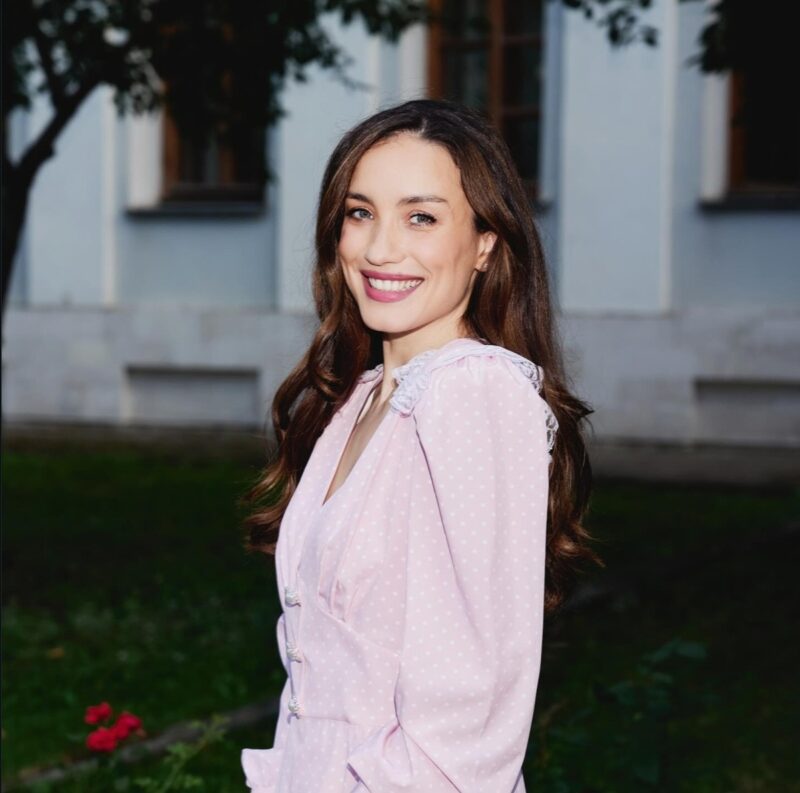 Молодая певица, ещё не знающая о предстоящем триумфе