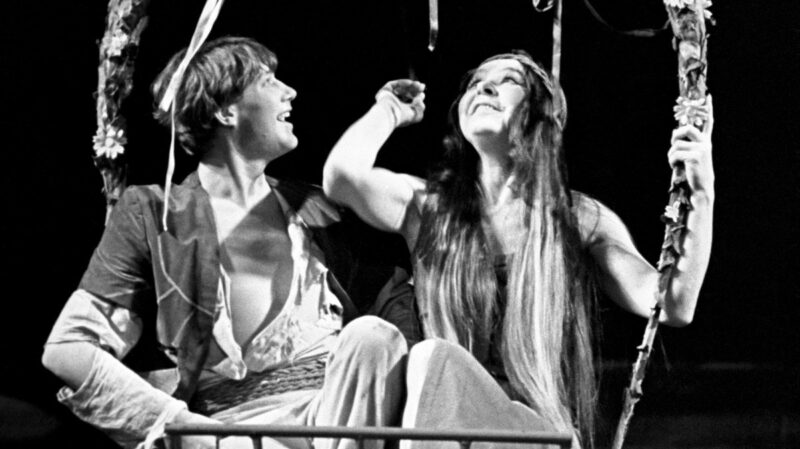 Михаил Долгинин и Нина Ургант в спектакле «Петр Гюнт» академического театра драмы имени А. С. Пушкина, 1979 год: на театральной сцене.