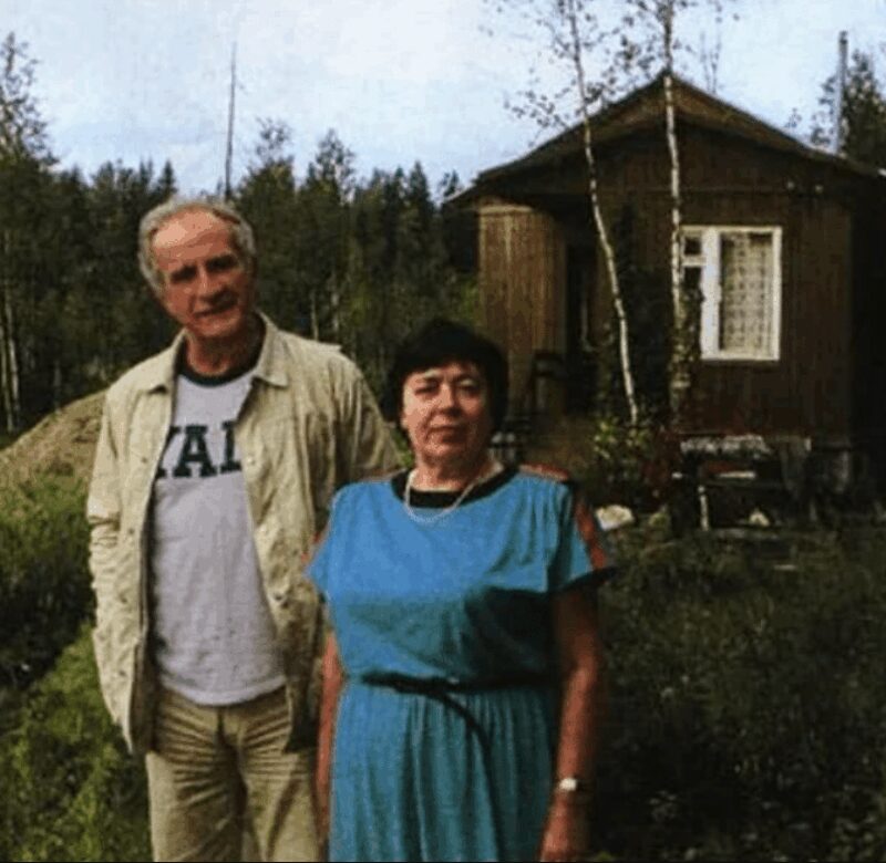 Семейная идиллия: Игорь Дмитриев с женой на их дачном участке.