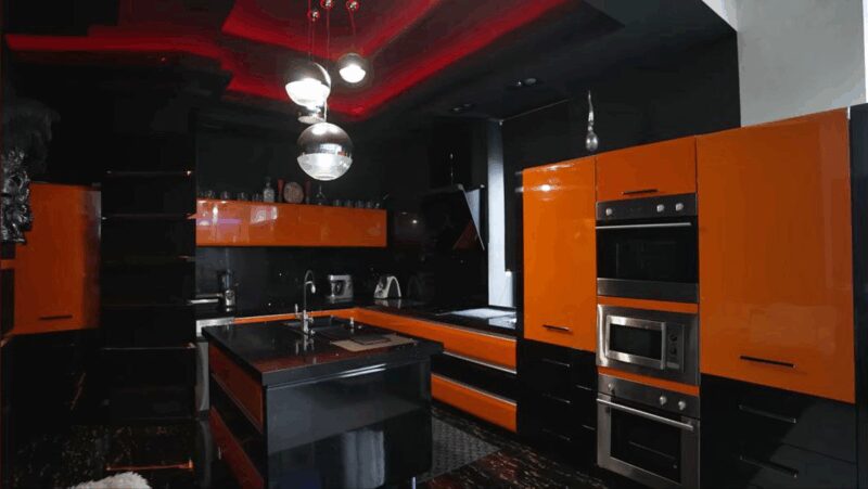 Золотой писсуар и потолки-волны: как Бари Алибасов после пожара 90-х создал в Москве квартиру-манифест, на ремонт которой ушло 2 года