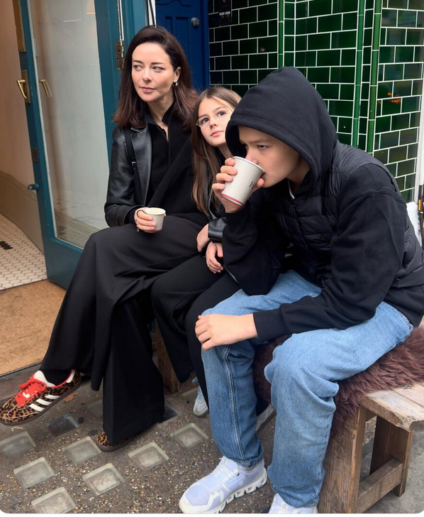 «Зачем делиться личным с чужими?»: 43-летняя Марина Александрова впервые показала подросших детей от мужа-режиссёра