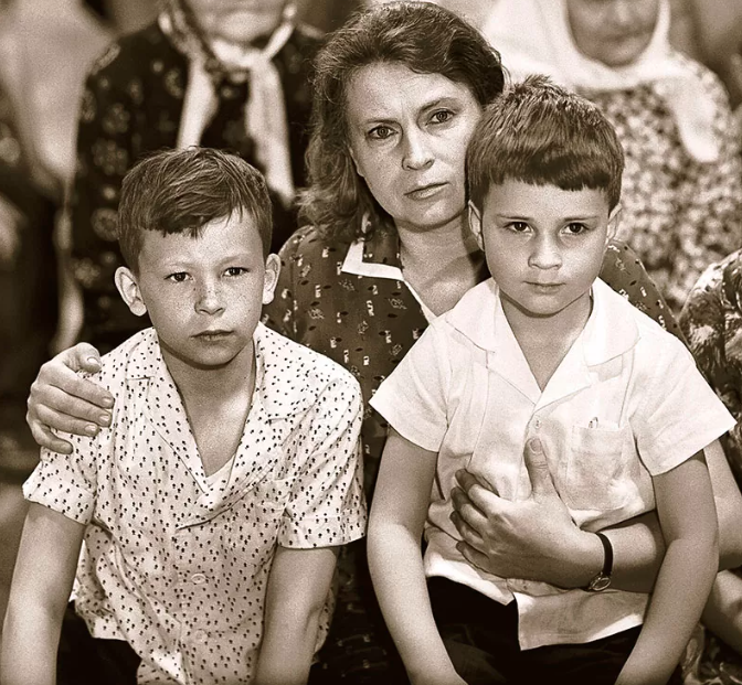 Любовь Соколова с сыном Колей (справа). Кадр из фильма «Тридцать три»