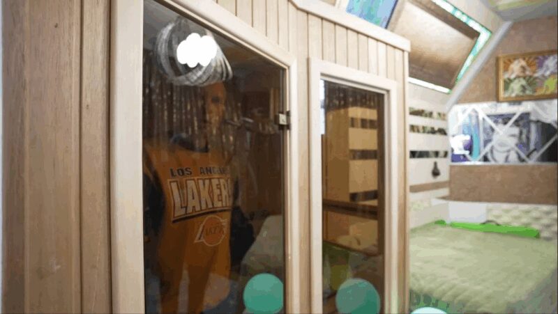 Золотой писсуар и потолки-волны: как Бари Алибасов после пожара 90-х создал в Москве квартиру-манифест, на ремонт которой ушло 2 года