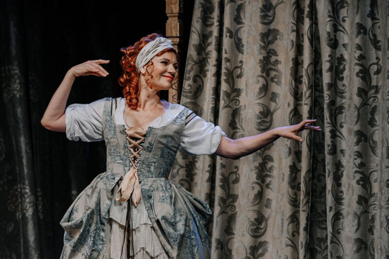 Анна Ардова на театральной сцене, демонстрируя свой талант.