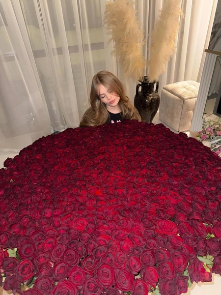 Кто дарит девушке такие букеты — остается загадкой