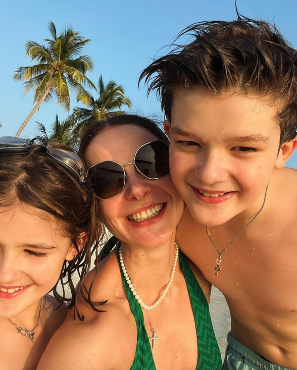 «Зачем делиться личным с чужими?»: 43-летняя Марина Александрова впервые показала подросших детей от мужа-режиссёра