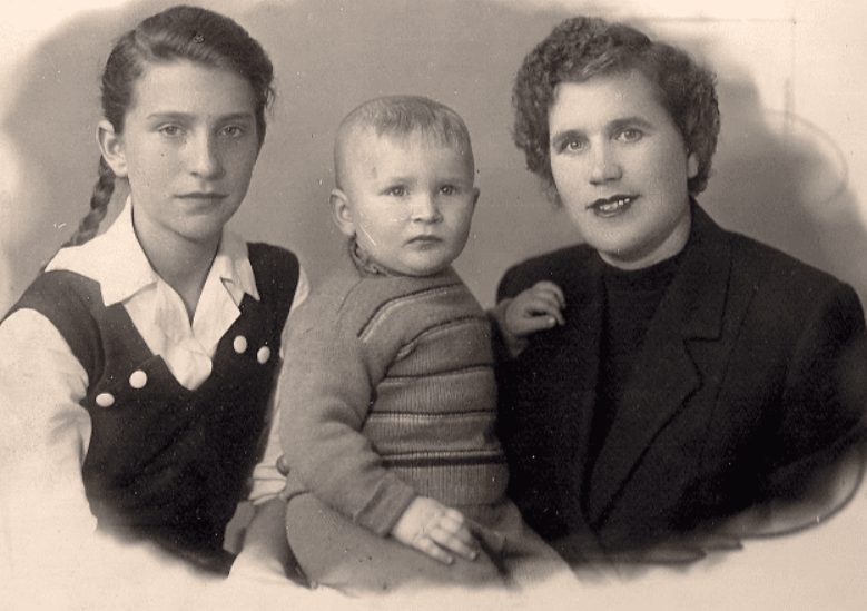 Фёдор Добронравов в детстве с мамой и сестрой.