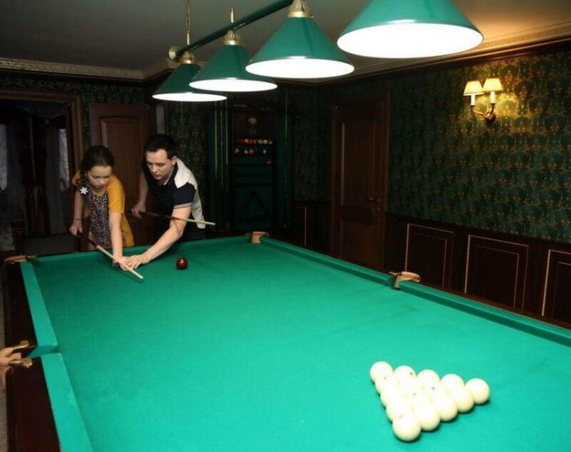 Более 20 лет вместе: как выглядит роскошный дом Александра Асташенка из «Корней», где он живёт с женой Еленой