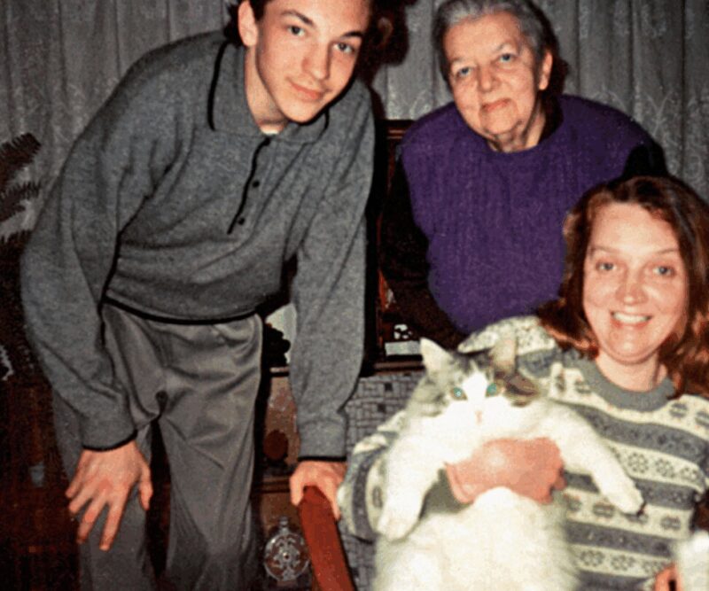 Дочь, внук и жена Ивана Лапикова у его могилы