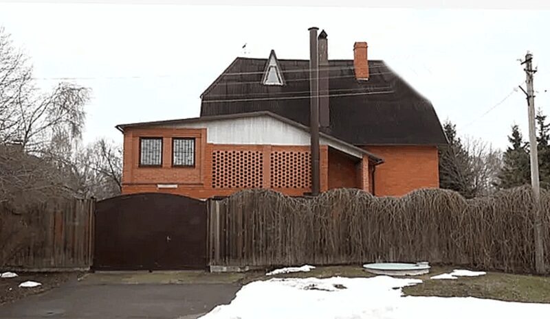 «Изба XIX века, но с комфортом XXI»: как Елена Яковлева 4 года строила свой необычный дом под Москвой