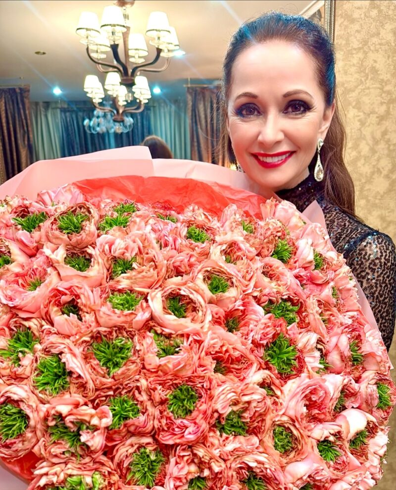 «Как будто не поддаётся времени»: 58-летняя Ольга Кабо показала редкие кадры с 13-летним сыном