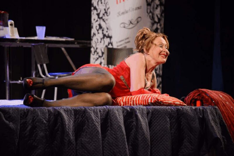 Лариса Удовиченко на сцене в спектакле 