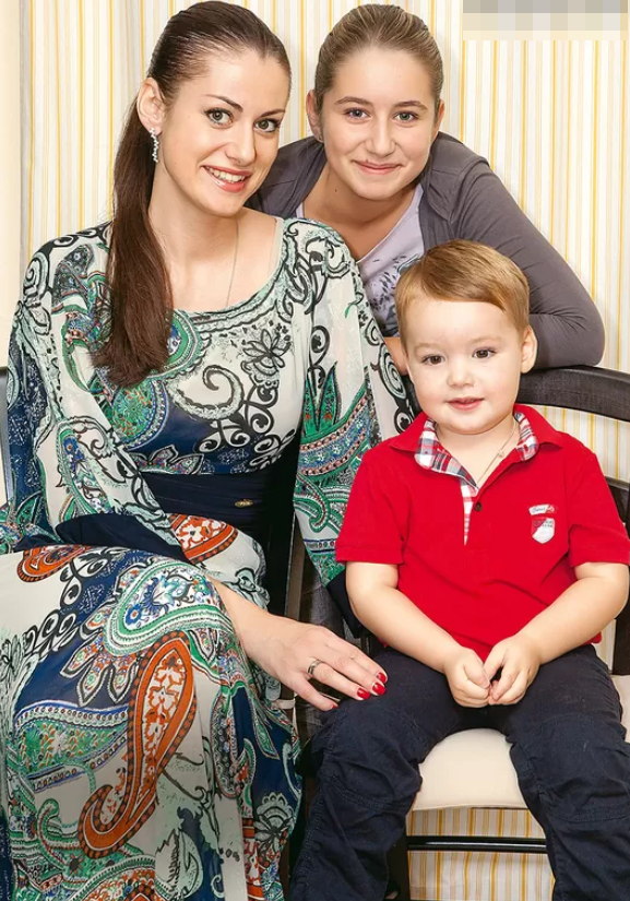 Анна Ковальчук с детьми — Златой и маленьким Добрыней.