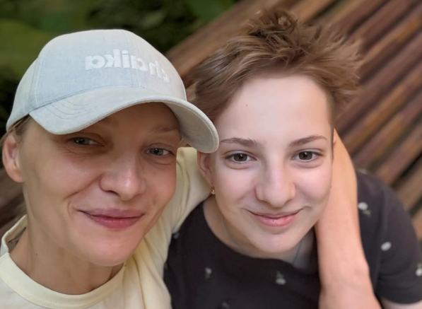 Повзрослевшая Павла с мамой Екатериной Вилковой: дочь все больше похожа на своего знаменитого отца.