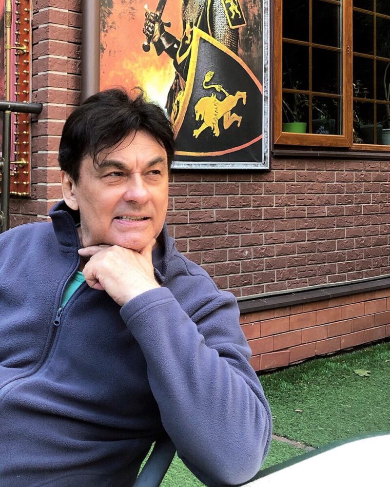 «Я люблю тебя до слез»: как 75-летний Александр Серов, мечта миллионов, остался совсем один в огромном доме