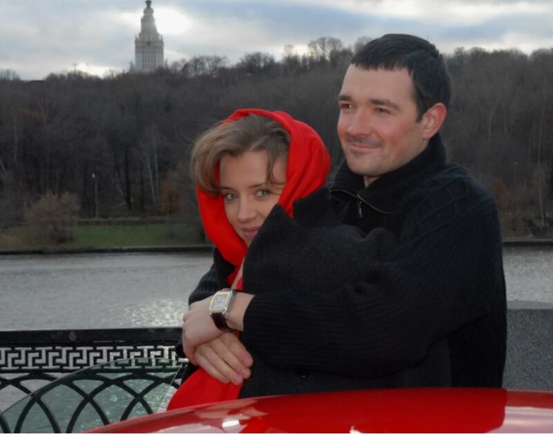 Егор Бероев и Ксения Алферова начали свои отношения в нулевых.