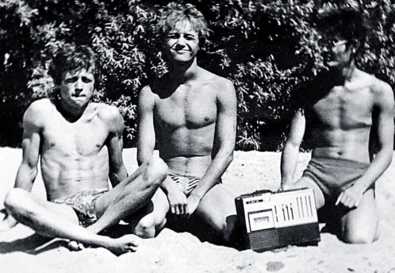 Молодой Андрей Панин в окружении друзей.