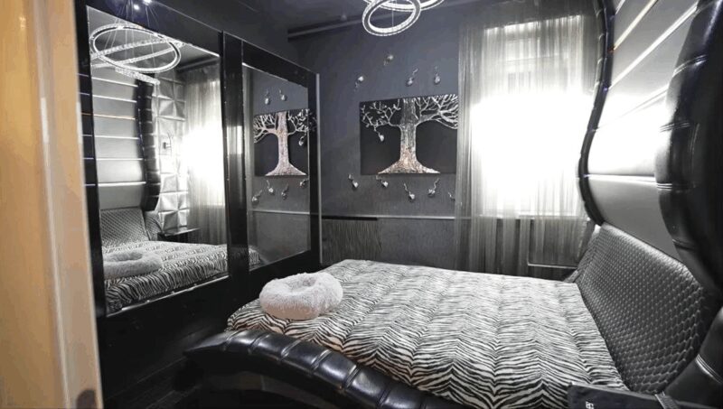 Золотой писсуар и потолки-волны: как Бари Алибасов после пожара 90-х создал в Москве квартиру-манифест, на ремонт которой ушло 2 года