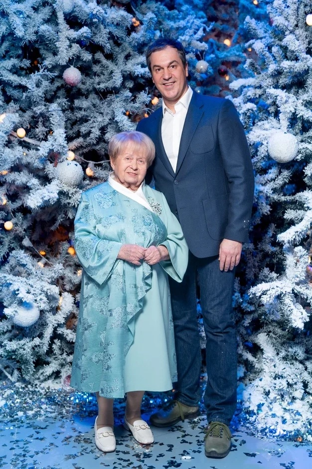 «Он — её ангел-хранитель»: как 96-летняя Александра Пахмутова пережила утрату мужа и обрела новую опору