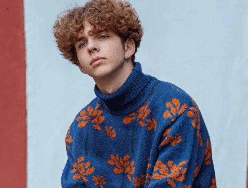 Федор Куравлев, средний из внуков, проявил талант к рисованию и занимается борьбой.