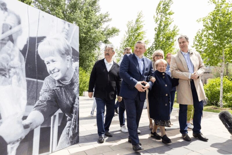 Евгений Малышко (справа) всегда рядом с Александрой Пахмутовой.
