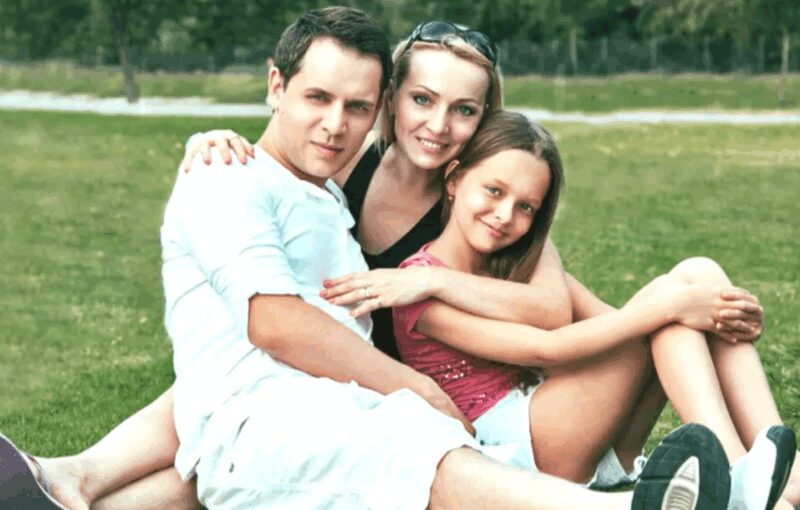 Александр Асташенок с женой Еленой и дочерью Викторией в счастливые моменты семейной жизни.