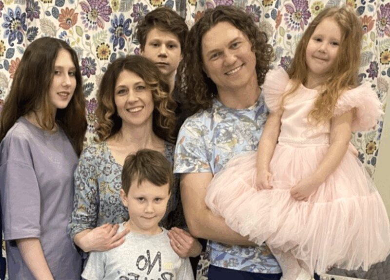 Большая и дружная семья Александра Бардина: артист называет себя «4-кратным Олимпийским чемпионом по отцовству».