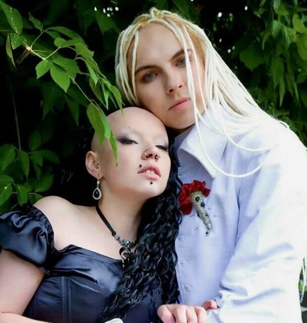 Ирина на 10 лет старше Александра.