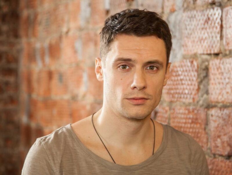 «Да ладно, расслабься, это я»: как слова деда-оперника и «пятидневка» закалили Всеволода Болдина, а Брюс Ли открыл ему путь к сцене