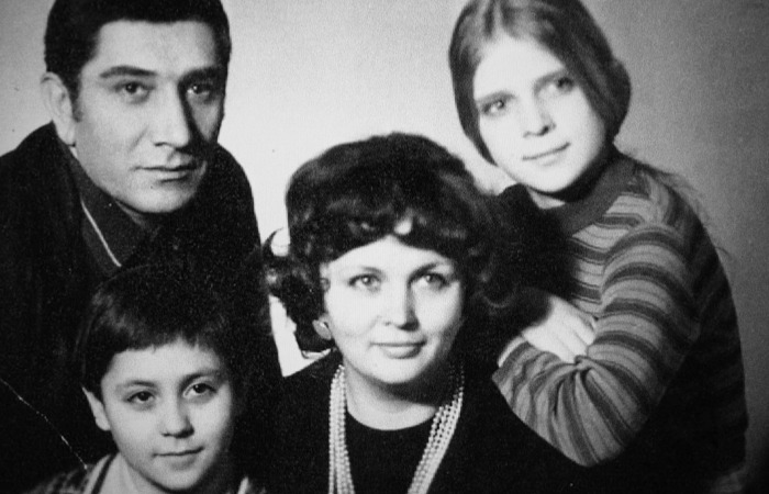 Степан Джигарханян в детстве с семьей.