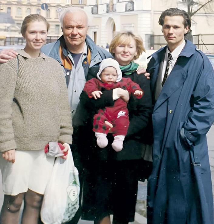 Леонид Неведомский в окружении семьи: дочь, зять, супруга и горячо любимый внук.