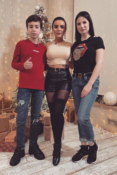 Юля Волкова с сыном и дочкой