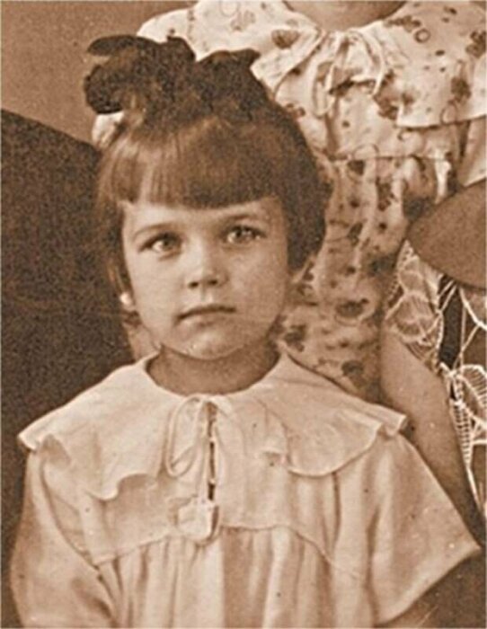 Ирина Алфёрова в детстве. 