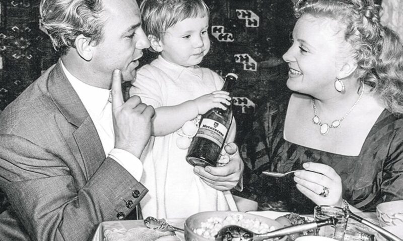 «Не помогло ни лечение, ни любовь»: почему дочь Аллы Ларионовой ушла из жизни в 43 года, не придя даже на похороны матери