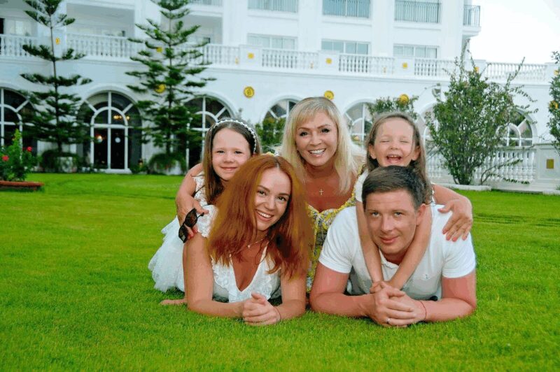 Анастасия с супругом, дочерьми и матерью