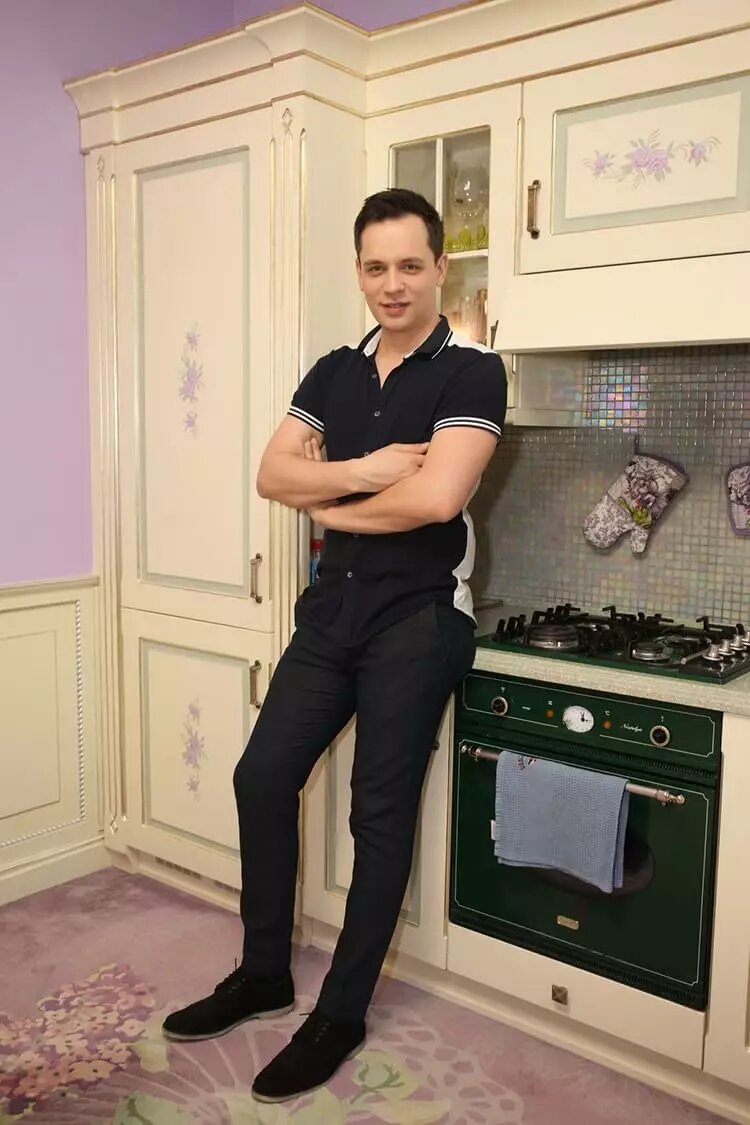 Более 20 лет вместе: как выглядит роскошный дом Александра Асташенка из «Корней», где он живёт с женой Еленой