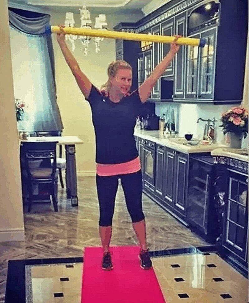 Трагедия рыбки Маруси и винный шкаф у беговой дорожки: что скрывает Анна Семёнович в своей московской квартире