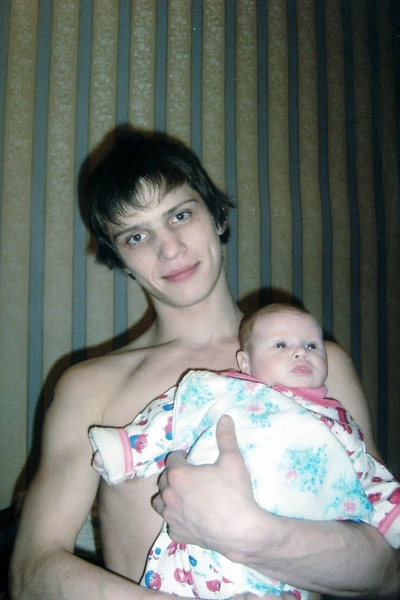 Жена подарила актеру дочку Киру