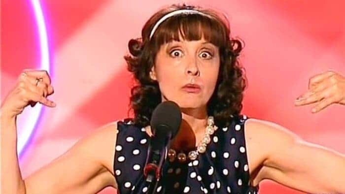 На лице артистки уже читаются следы пережитых испытаний.