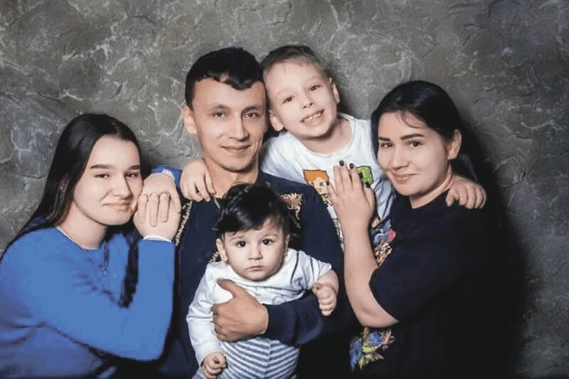 Валя Исаева с Хабибом и детьми