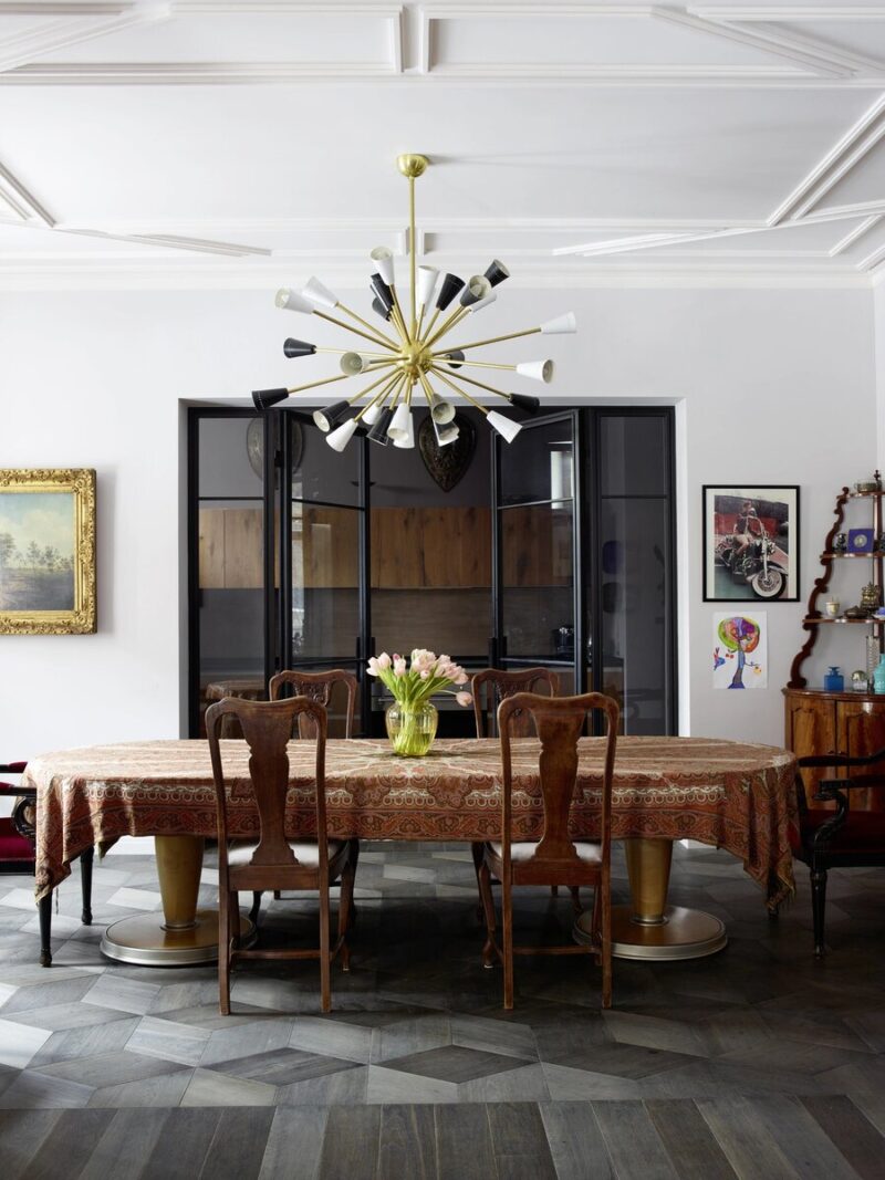 Текстиль икат, привносящий восточный акцент в интерьер. Фото: Аптон Саймон.