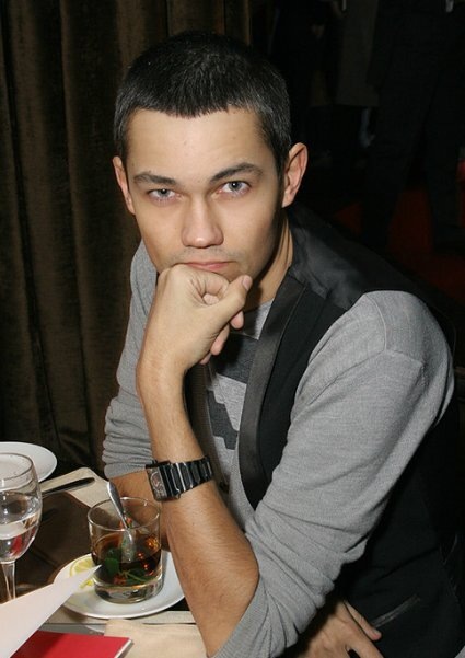 «Стилистом будь, но скажем, что журналист»: как Александр Рогов в 44 года стал главным модником страны, но так и не женился