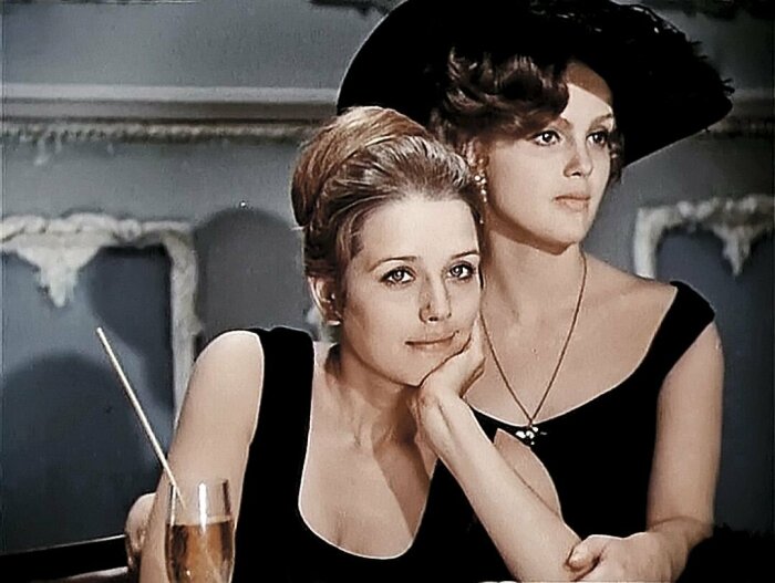 Ирина Алфёрова и Светлана Пенкина в фильме «Хождение по мукам». 