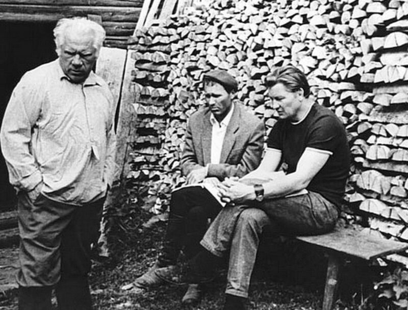 «Попу-то подвиньте!»: как деревенский тринадцатый ребенок стал звездой кино, выкрал паспорт и пережил предательство Шукшина