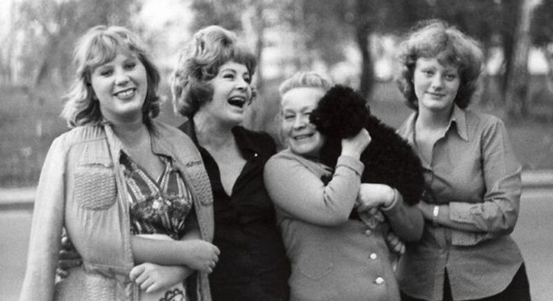 Алла Ларионова в окружении дочерей Алёны и Арины.