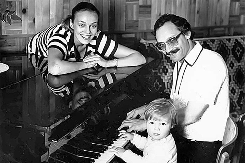 Неожиданный поворот : Как сыновья советских актрис, от 48-летнего сценариста до 54-летнего актёра, выбрали свой путь, и почему одна мать «очень скучает» по сыну-врачу